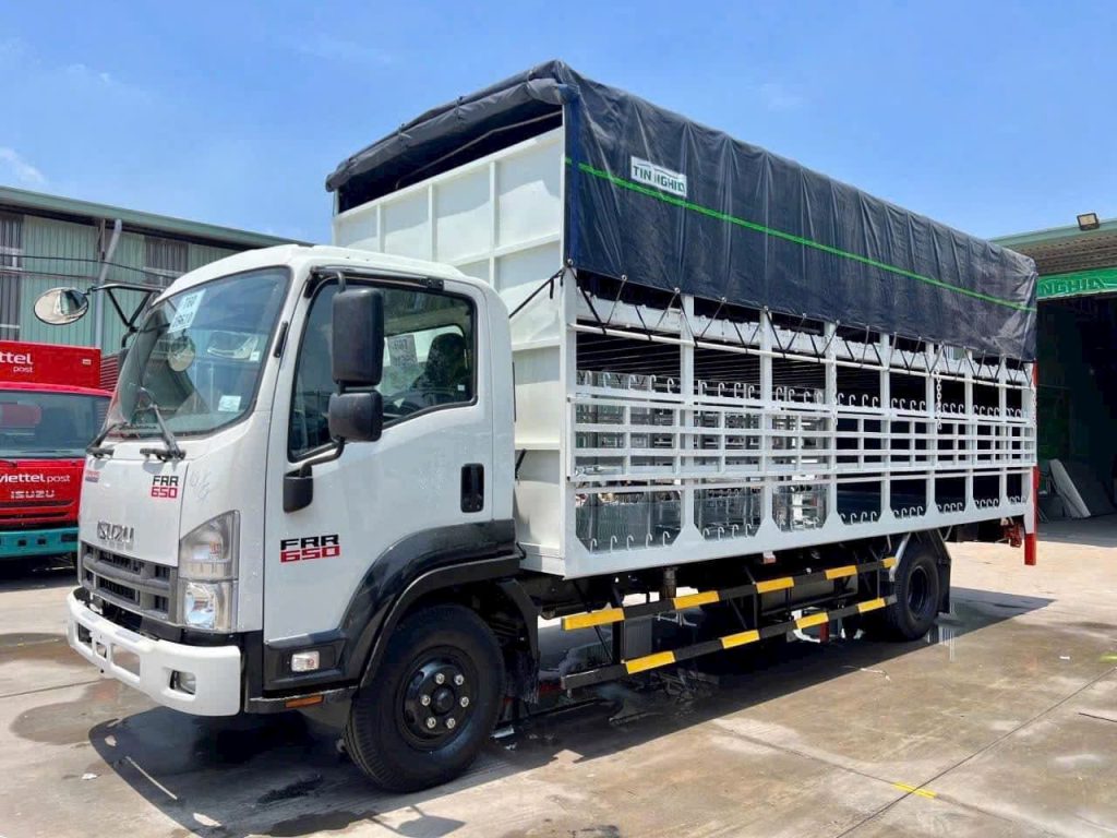 ISUZU FRR650 chở xe máy